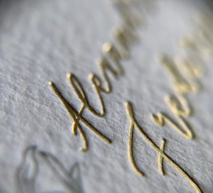 Zoom sur marquage à chaud traditionnel Or Mat en débossage – Papier 100% coton Arches Texture 400gr/m2