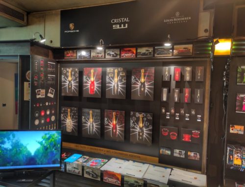 Impression d&rsquo;un stand étudiant école de design Champagne et Porsche – PVC Noir avec impression Blanche et Contre collage vinyle brillant