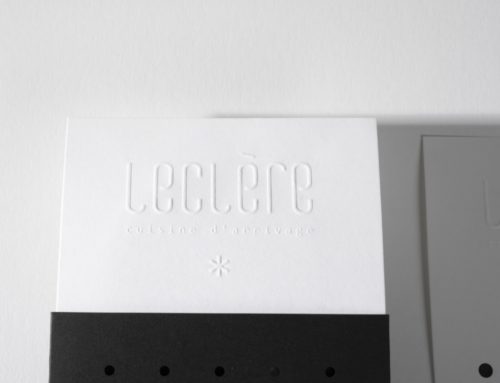 Menu avec pochette pour restaurant d&rsquo;arrivage haut de gamme – Embossage en relief du logo – Century coton wove 160g et Sirio collor black 290g