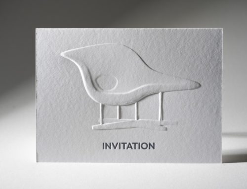 Carton d&rsquo;inauguration galerie – Gaufrage chaise designer en 3D multi-niveaux – Dorure à chaud holographique en débossage – Papier pur coton Cocaïne 350gr