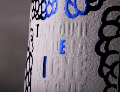 Etiquette d&rsquo;exception pour bouteille vin de loire – Gaufrage en relief – débossage en creux et marquage à chaud bleu 302 – Papier texturé tintoretto 95g