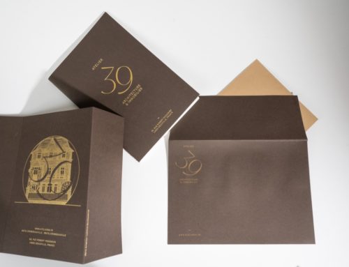 Invitation et enveloppes pour cabinet d&rsquo;architecte – Impression pantone or 872 et marquage à chaud OR Mat – Colorplan Bitter Chocolate