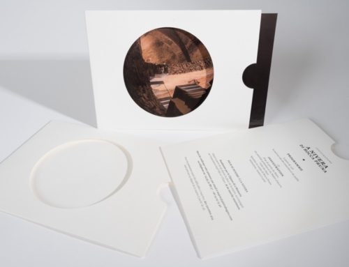 Carton d&rsquo;invitation inauguration avec pochette en découpe sur mesure et carte postale – Old Mill Premium White – Découpe numérique avec cercle et coup de pouce