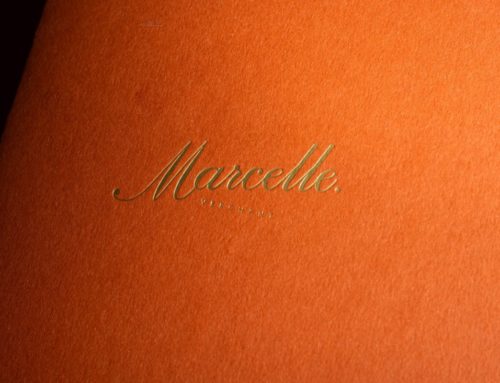 Couverture porte menu sur papier terracotta avec marquage à chaud or sable 429 en débossage – Materica Terra Rossa 360gr