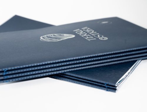 Book de présentation haut de gamme Ostréiculteur – Reliure avec couture Singer assortie – Marquage à chaud galbé Holographique Laser – Colorplan Impérial Blue – Intérieur 250g avec pelliculage mat et vernis selectif R°V° – Impression HD Jet d&rsquo;encre
