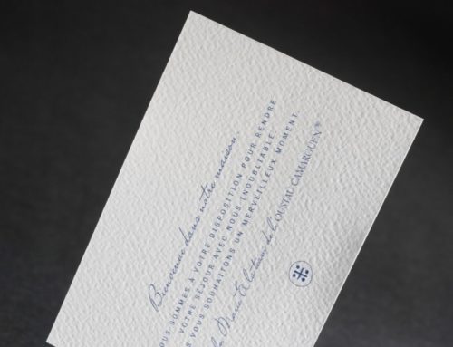 Cartes de bienvenue A6 pour maison d&rsquo;hôtes – Impression pantone offset bleu – Tintoretto Gesso 300gr/m2