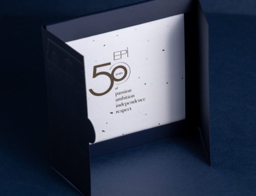 Carton d&rsquo;invitation 50ans d&rsquo;histoire avec une pochette a rabats et découpe sur mesure – Marquage à chaud transparent du château sur Sirio color dark blue – Invitation sur papier de création Vergé avec dorure à chaud or brilante