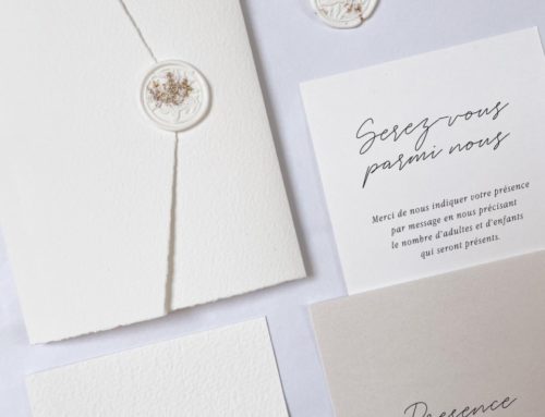 Faire-part de mariage pochette pockart, cachet de cire blanc inclusion feuille d&rsquo;or et trombone doré – papier texturé Arches Expression – Papier irisé Sirio pearl