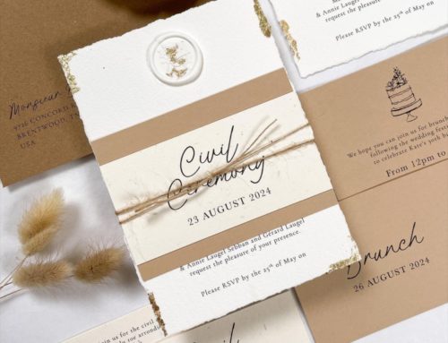 Faire-part de mariage blanc et kraft avec fourreau, attache en chanvre, cachet de cire inclusion et dorure à la feuille d&rsquo;or – Création Pack 350g – Colorplan Harvest 350g – Impression Noir