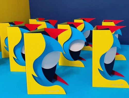 Carte de voeux Jeux Olympiques en papier contre collé et découpe à la forme silhouette – Marquage à chaud argent brilllant – Olin Colours Sunshine Yellow, Cobalt, Poppy, Pistachio, Califronia blue, Brilliant White – Contre collage multi épaisseurs